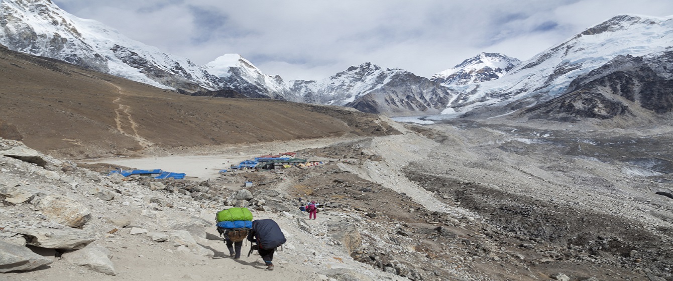 everest-local-trekking-guide-and-porters.jpg